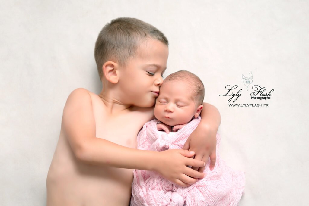 Grand frère fait un bisous sur la tête de sa sœur avec tendresse
