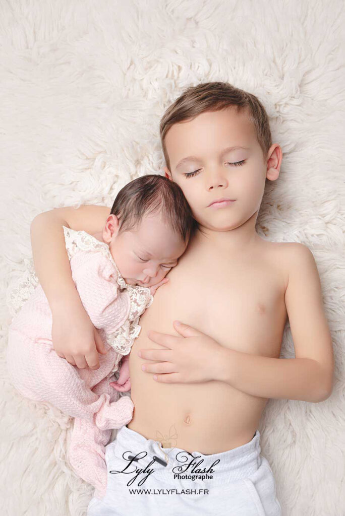 photogrpahe de naissance pour bébé avec grand fère et grande soeur sur aix en Provence