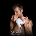 photo de papa avec son fils en studio par la photographe Lyly flash