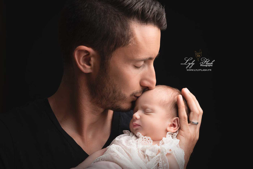 photo un père embrasse tendrement sa fille à la naissance