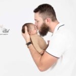 bisous de papa a son bébé sur le nez photo shoot de naissance