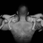 photographie de jumeaux a la naissance chacun sur l'épaule de papa, une photographie qui mêle douceur et force réalisée en noir et blanc par la photographe Lyly flash