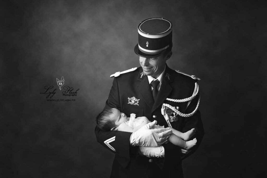 Photographe pour père fière de leur bébé à la naissance