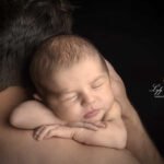photo de bébé qui dort sur l'épaule de papa