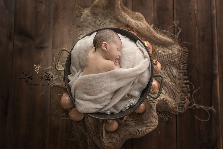 photo de naissance et mise en scène naturel et intemporel photographe spécialisée dans les mises en beauté du nouveau-né et de sa famille Photographe lyly flash Cagnes-sur-Mer