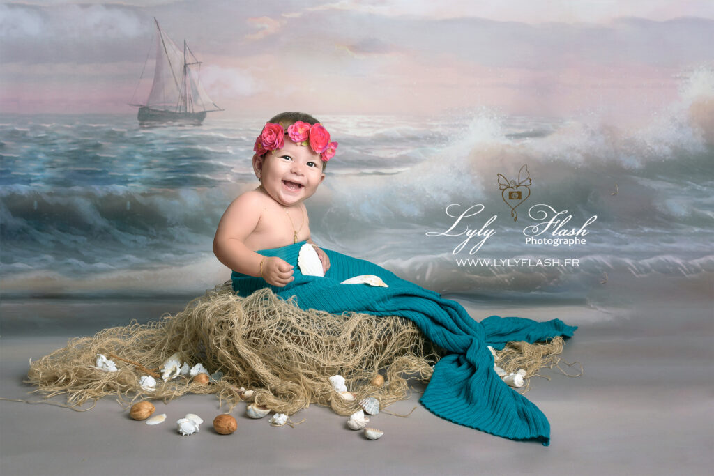 photo de bébé artistique et originale une ptite fille en petite sirène