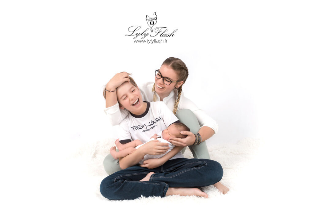 photographie famille heureuse . Deux adolescents heureux d'accueillir le petit frère a la naissance, une photographie fou rire magnifique réalise par la photographe de Toulon Lyly Flash