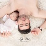 portrait d un papa avec son bébé nouveau-né en shooting naissance