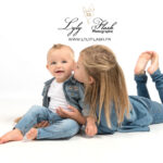 frère et sœur en studio photo la photographe met en valeur vos enfants et vos bébés avec beaucoup de douceur près de Montauroux