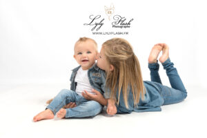 frère et sœur en studio photo la photographe met en valeur vos enfants et vos bébés avec beaucoup de douceur près de Montauroux