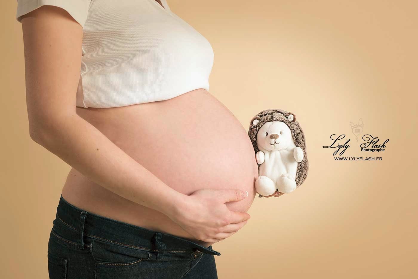 Future maman enceinte avec un doudou hérisson