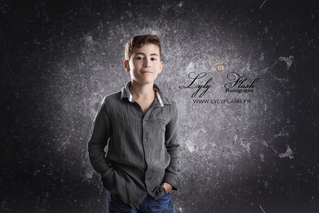 photographie d enfant heureux en studio photo avec la photographe près de sollies pont