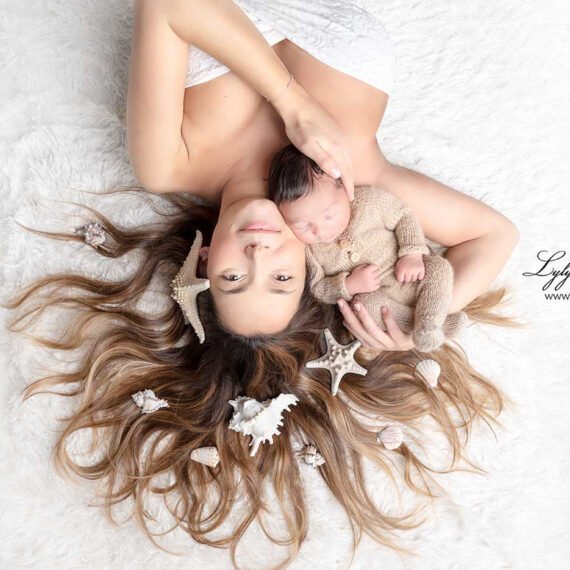 Moment tendre entre une maman et son nouveau-né en studio photo