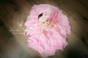 magnifique portrait sérieux bébé de 9 mois avec des joues a bisous par la photographe studio lyly flash