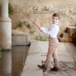 un beau p'tit garçon en séance photo extérieur près du lavoir pou une photo intemporel et majestueuse pour de beaux souvenirs de famille, un travail remarquable par la photographe spécialiste du portrait d enfant depuis 2014