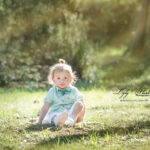 portrait d enfant dans ls jardin du photographe