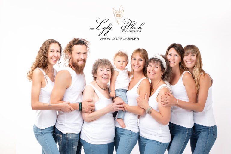 La famille est disposée en diagonale sur un fond uni. La grand-mère est assise sur une chaise élégante, avec ses fils à ses côtés, et ses trois filles entourant la chaise de manière symétrique. La petite fille est placée à leurs pieds, jouant avec un petit ours en peluche.