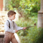 un petit garçon impression par un papillon qui se pose sur sa canne a pêche , une belle photo remplie de vie et de simplicité et d inattendu capté par la photographe spécialisé dans le portrait d enfant pleins de vie Lyly flash près de Ampus