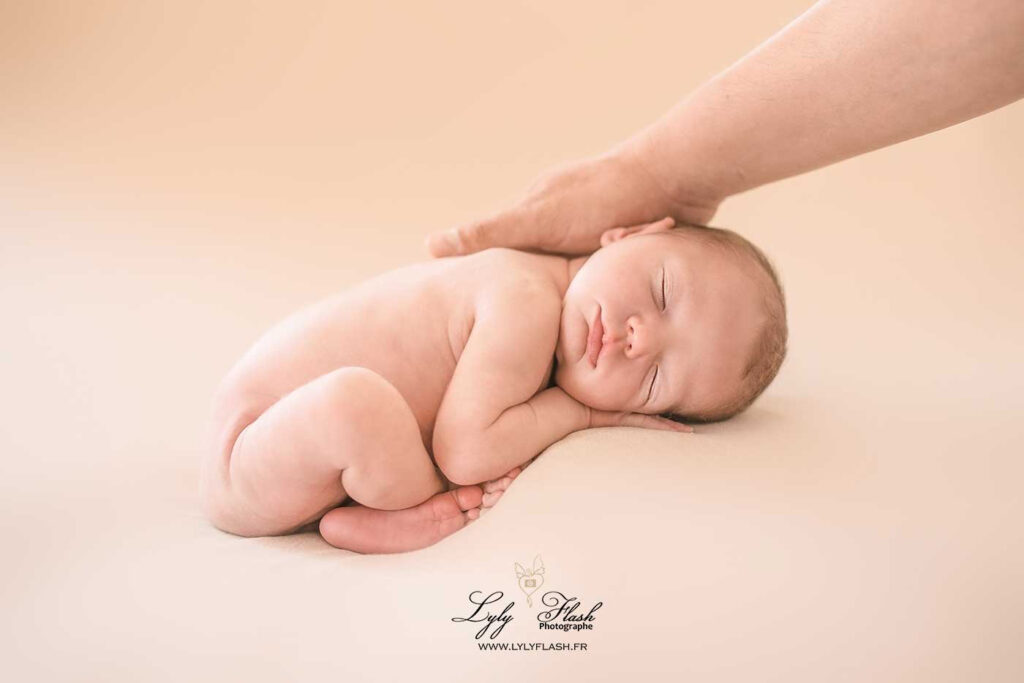 shooting naissance avec main des parents