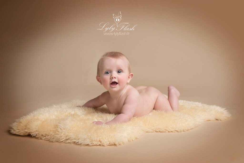 séance photo bbé cocoon le petit est trop mignon alongé sur le ventre