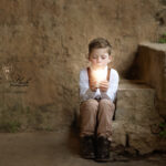Un petit garçon souffle sur une bougie et fait un magnifique vœux pour changer le monde de demain, si la vie pouvait toujours être aussi simple , un message plein d'amour que souhaite faire voyager la photographe pour enfant Lyly flash
