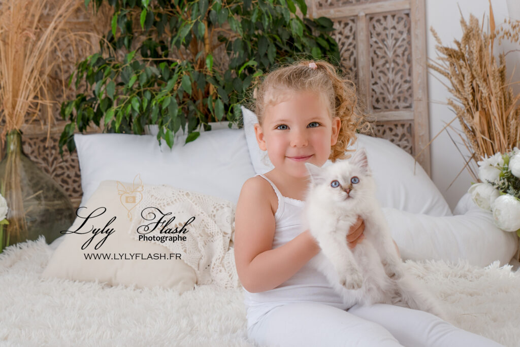 photo d enfant de 3 ans en studio avec un petit chaton sacré de Birmanie, apprendre le respect et la délicatesse commence des le plus jeune âge