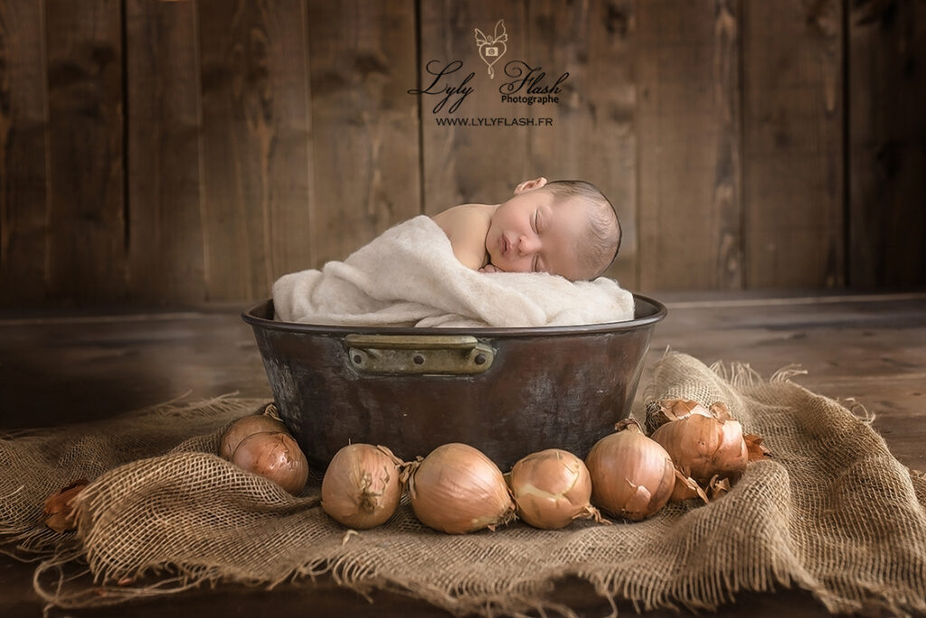 photographie d'un beau nouveau-né dans une atmosphère douce et protectrice dans un style un peu rustique pour créer un souvenir nature et intemporelle pour ce beau bébé de Rayol-Canadel-sur-Mer