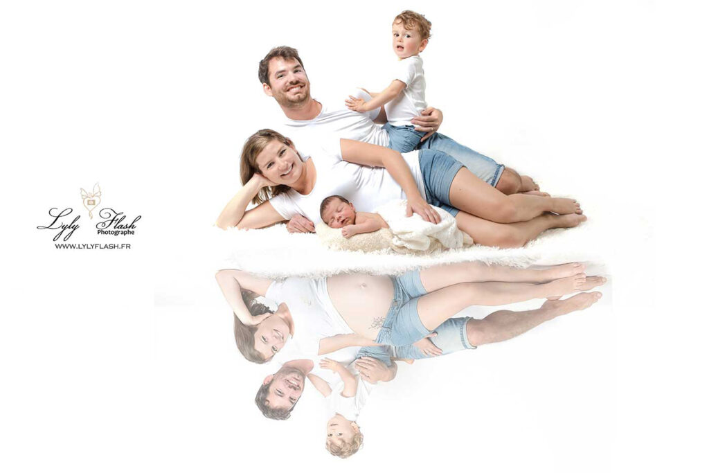 photo d'une famille heureuse après la naissance du petit garçon