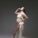 shooting photo grossesse mode . Des perles et du satin pour la future maman