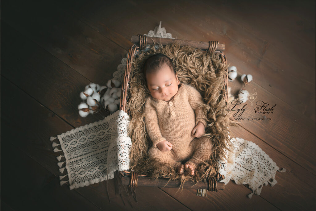 photo naissance bebe dans panier avec fleurs de coton