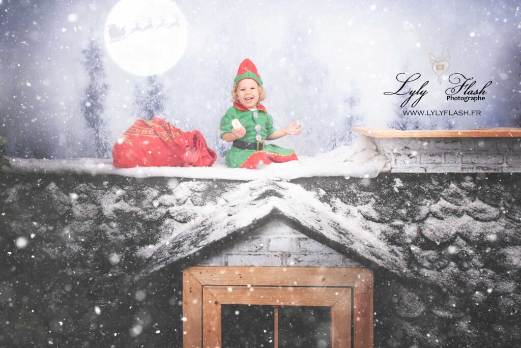 Une lutine sur la toiture de noël