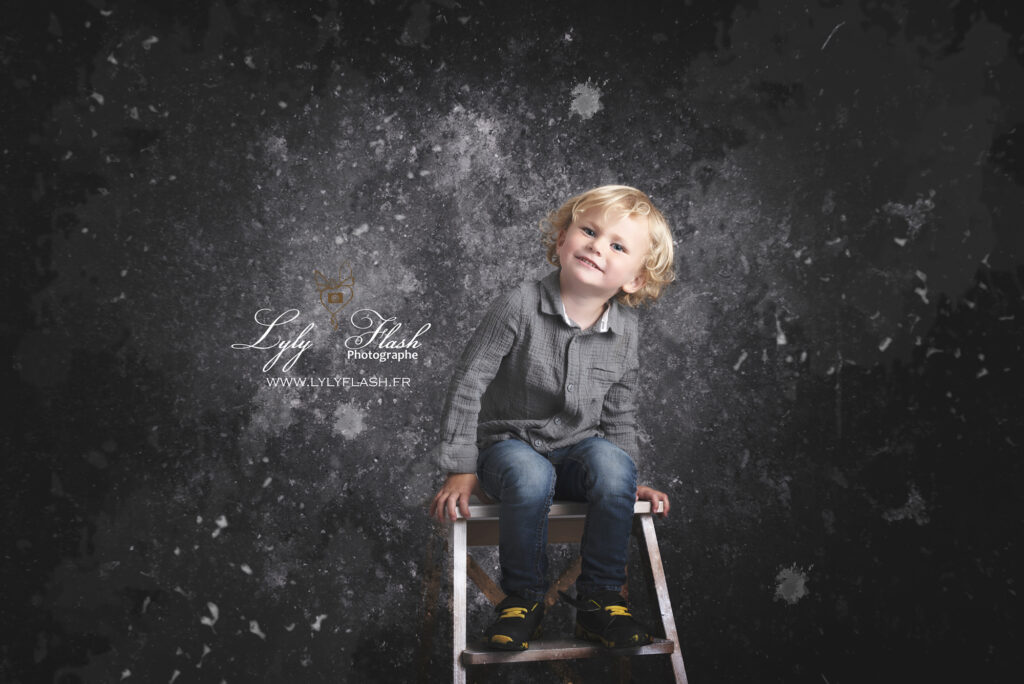un beau portrait moderne d enfant en studio, pour mettre en valeur leur mimiques et expressions tout une gamme de petits détails qui les repressente tant