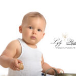 portrait de bébé en studio par la photographe Lyly flash de Lorgues