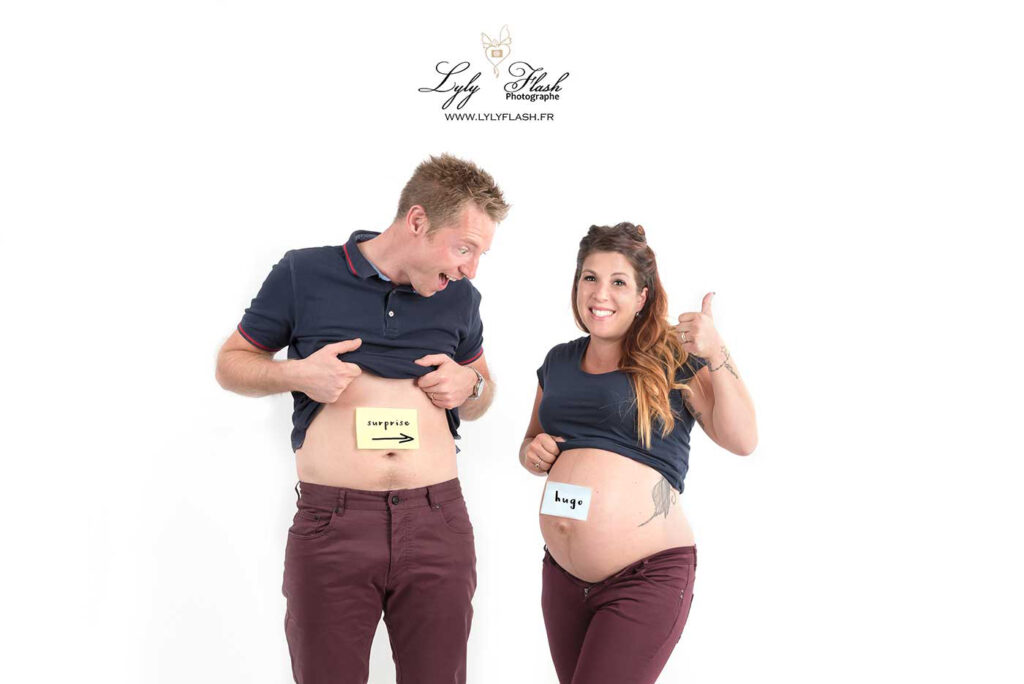 une photo pleine d'humour d'un couple de fréjus en attendant bébé