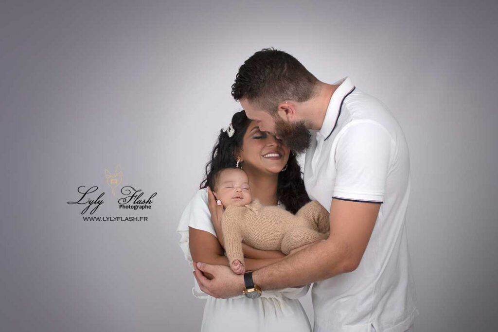 séance photo bébé en famille a la naissance