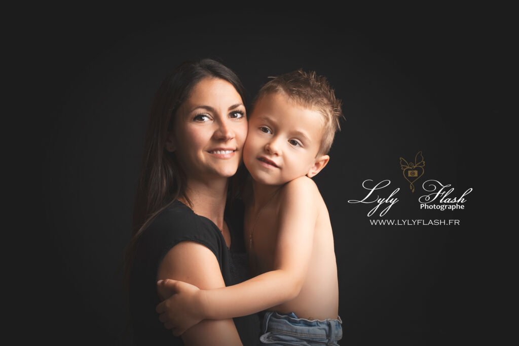 une femme tenant un enfant