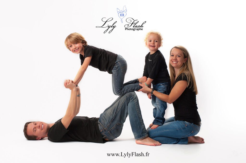 une famille heureuse pendant une photographie