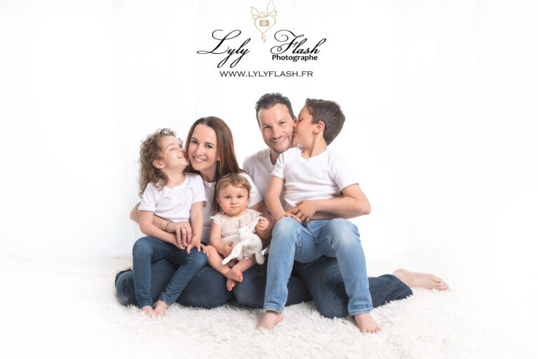Photographe famille capturant les rires spontanés d'enfants