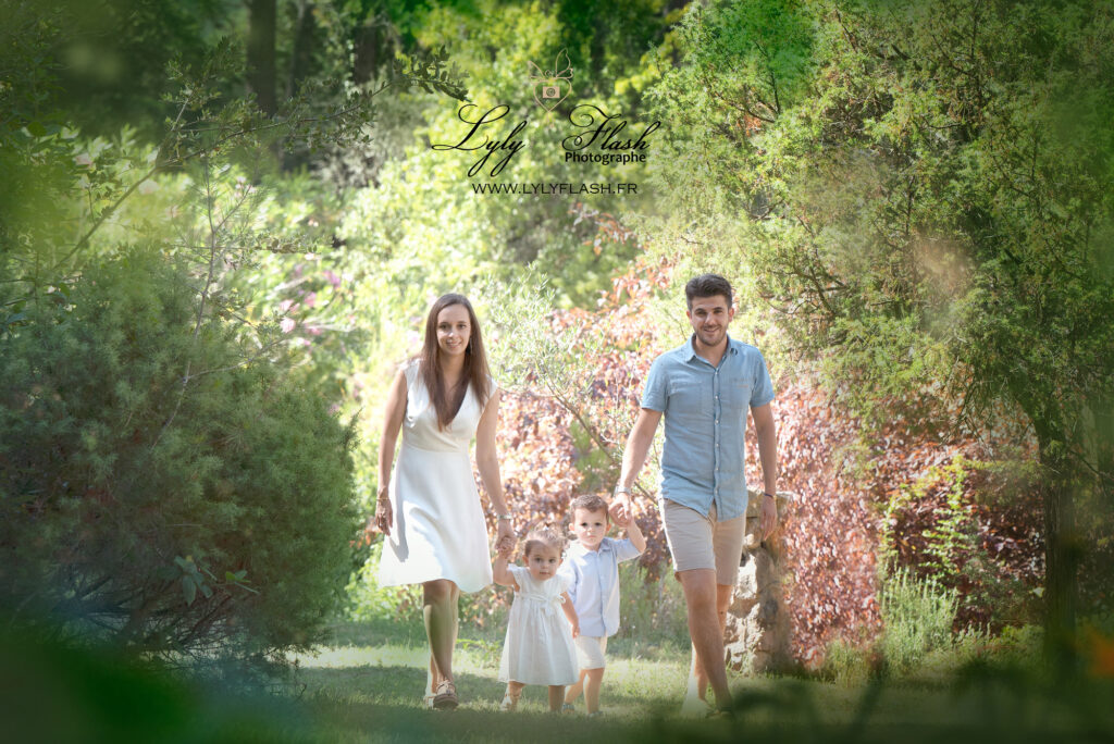 photo de famille en extérieur dans ls jardins de Lyly Flash dans le var