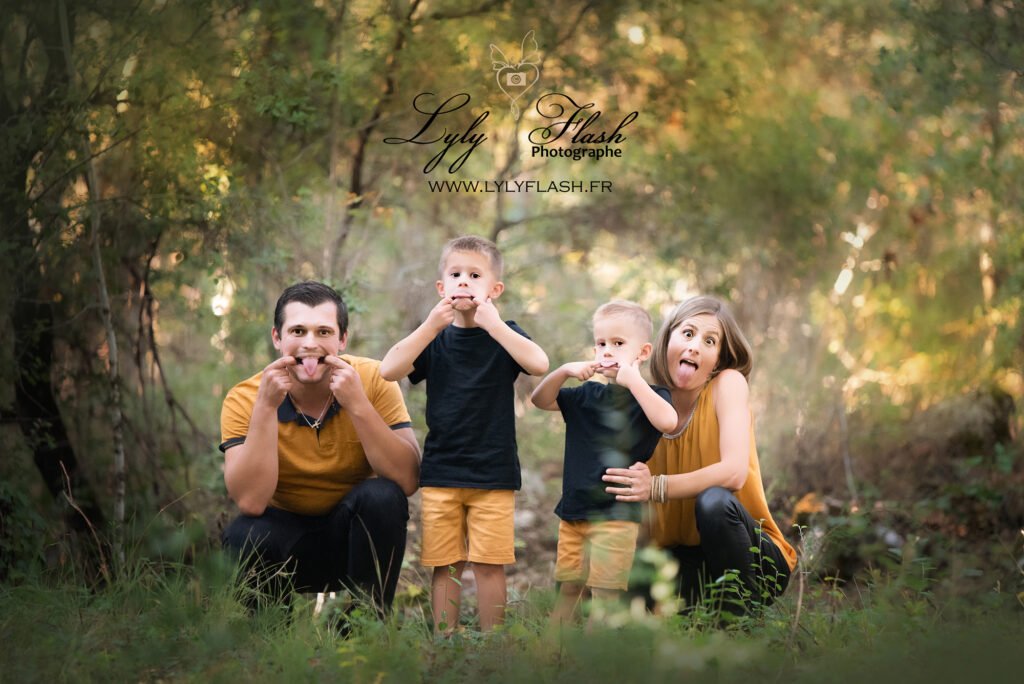2 photo de famille qui fait une grimasse pour s'amuser