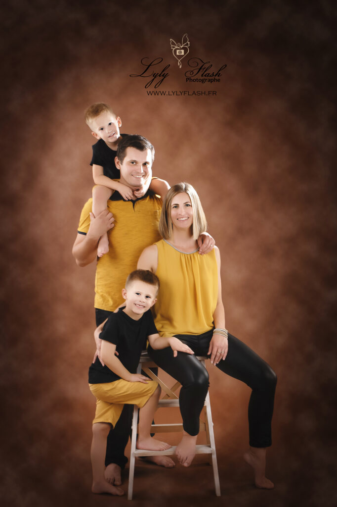 photo de famille en studio tous assorties en jaune et noir