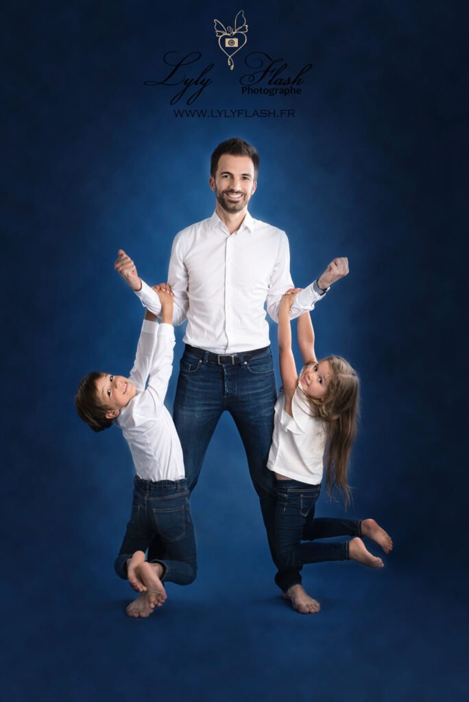 une photo d un père qui porte 2 enfants