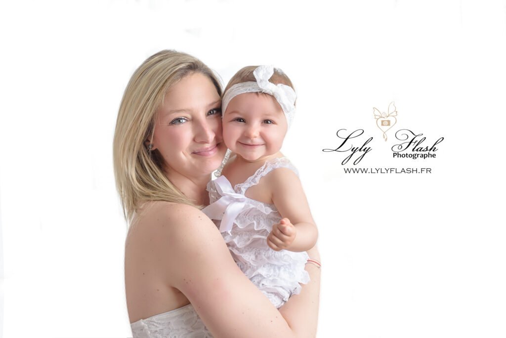 une femme et sa fille de Nice pose fière et heureuse en studio photo dans le PACA