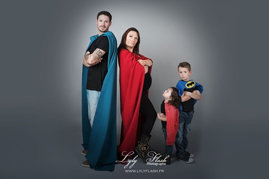 4 photo de famille en super hro en studio pour la grossesse