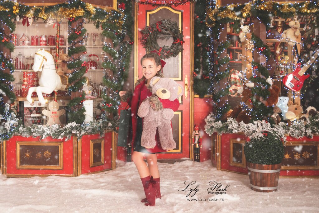 14 Une belle petite fille de La Seyne-sur-Mer devant la boutique du père noël