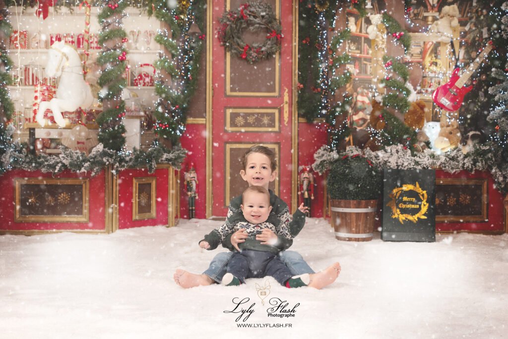 Deux frères de Menton devant la boutique du père noël