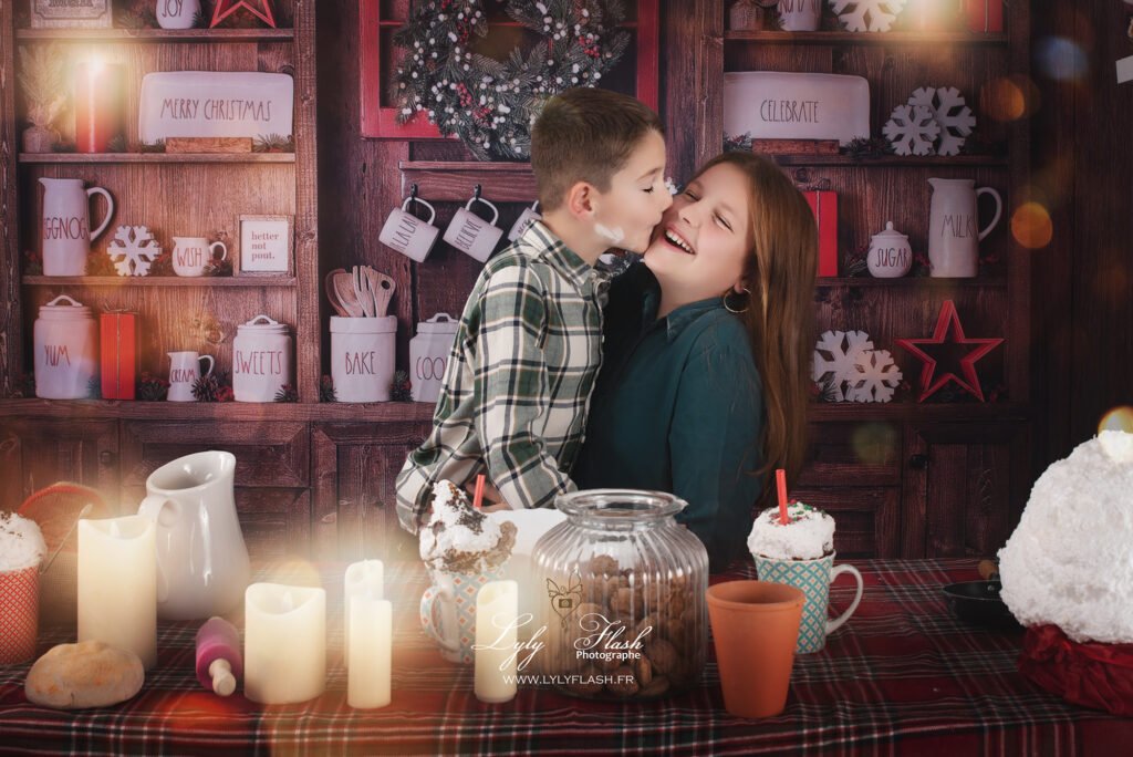 Un frère et une sœur dans la cuisine du père Noël. Les enfants sont venus de Arles pour profiter de ce moment