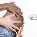 Photographie artistique d'une future maman mettant en valeur la beauté de la grossesse.