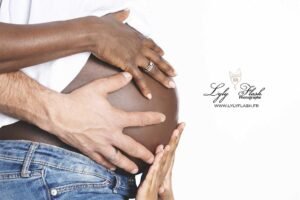Photographie artistique d'une future maman mettant en valeur la beauté de la grossesse.