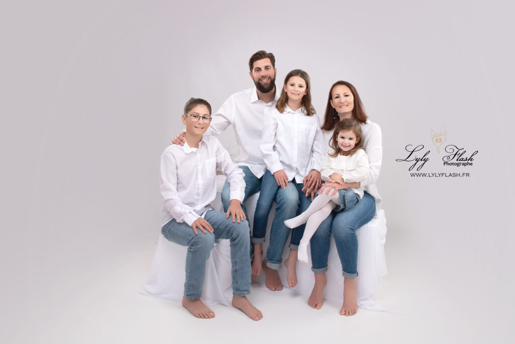 photo de famille avec des enfants aux grand sourire de Nice